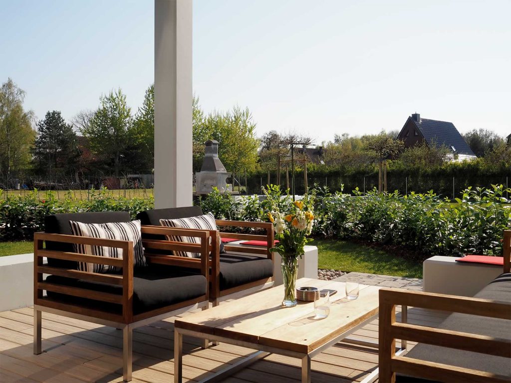 Terrasse mit Loungemöbeln