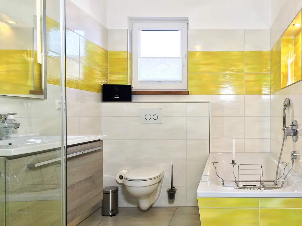 Badezimmer mit Badewanne im OG