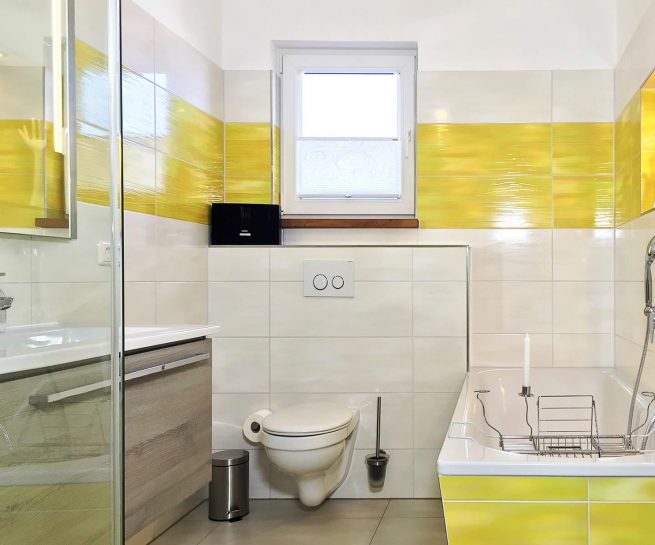 Badezimmer mit Badewanne im OG