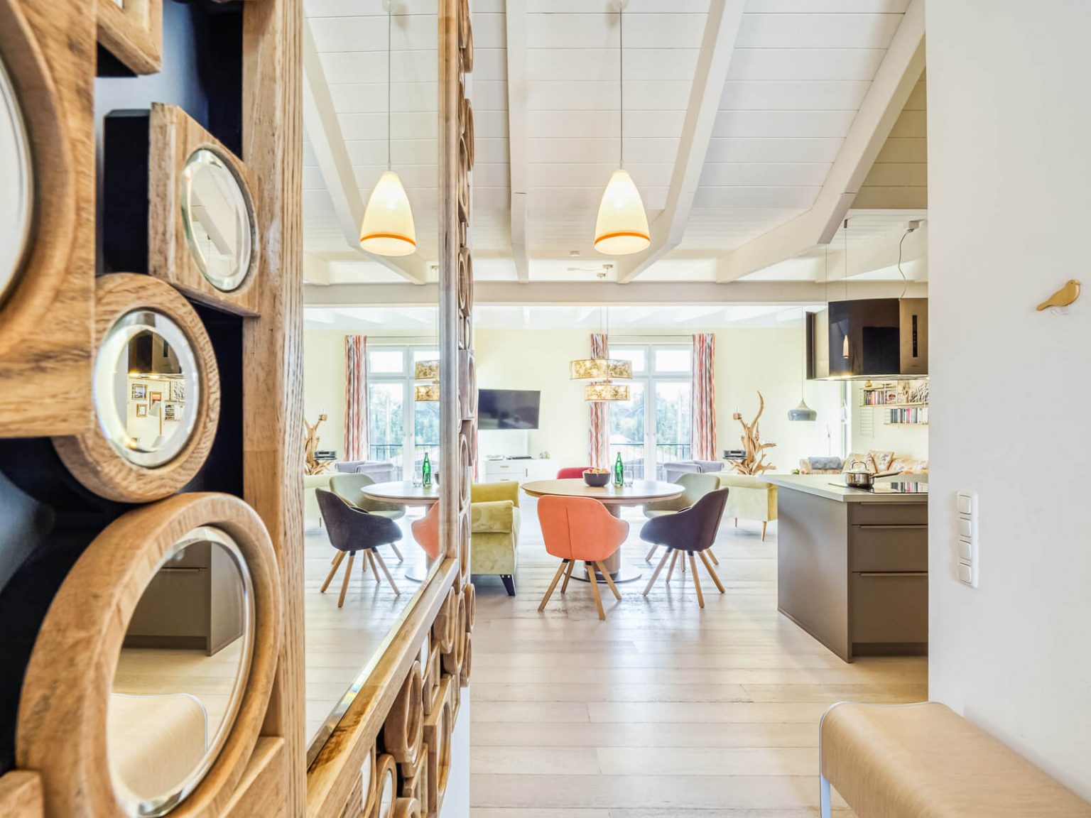 Wohnraum mit Kücheninsel – WIesenART Zingst