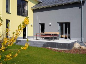 Sonnige Frühstücksterrasse