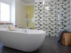 Badewanne und Dusche